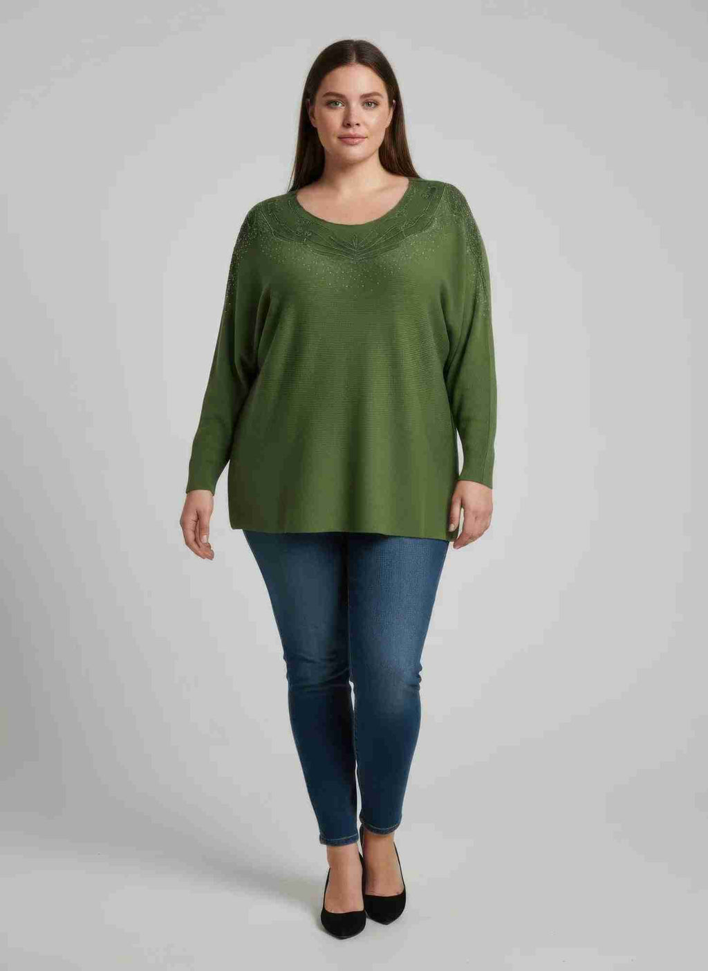 Tunique grande taille vert olive, col orné, manches dolman amples, coupe droite.