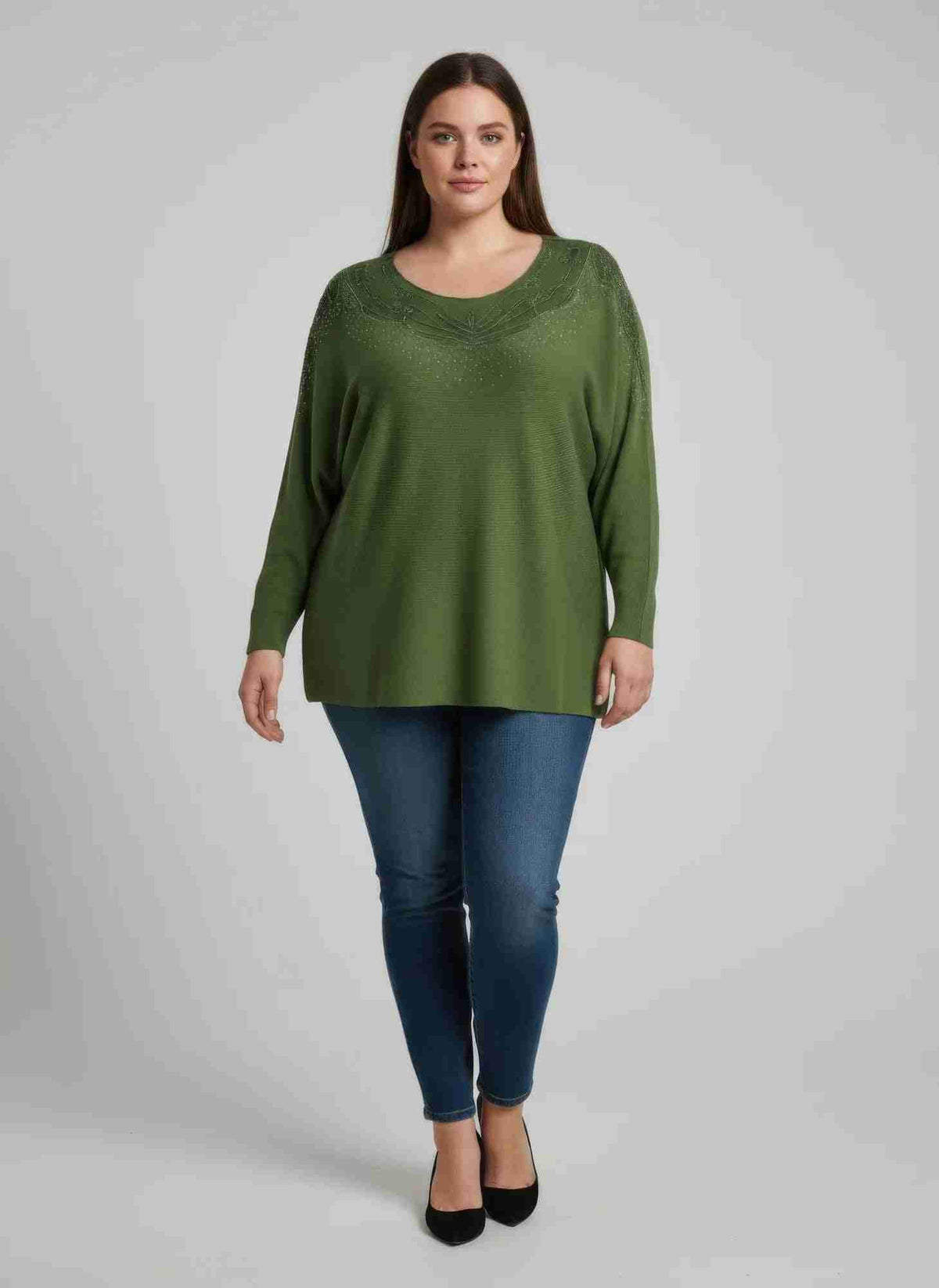 Tunique grande taille vert olive, col orné, manches dolman amples, coupe droite.