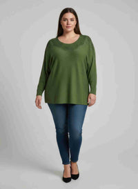 Tunique grande taille vert olive, col orné, manches dolman amples, coupe droite.