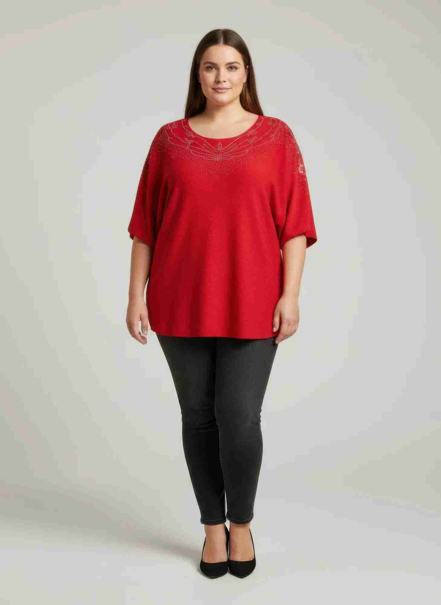 Tunique grande taille rouge, col orné, manches dolman amples, encolure ronde.