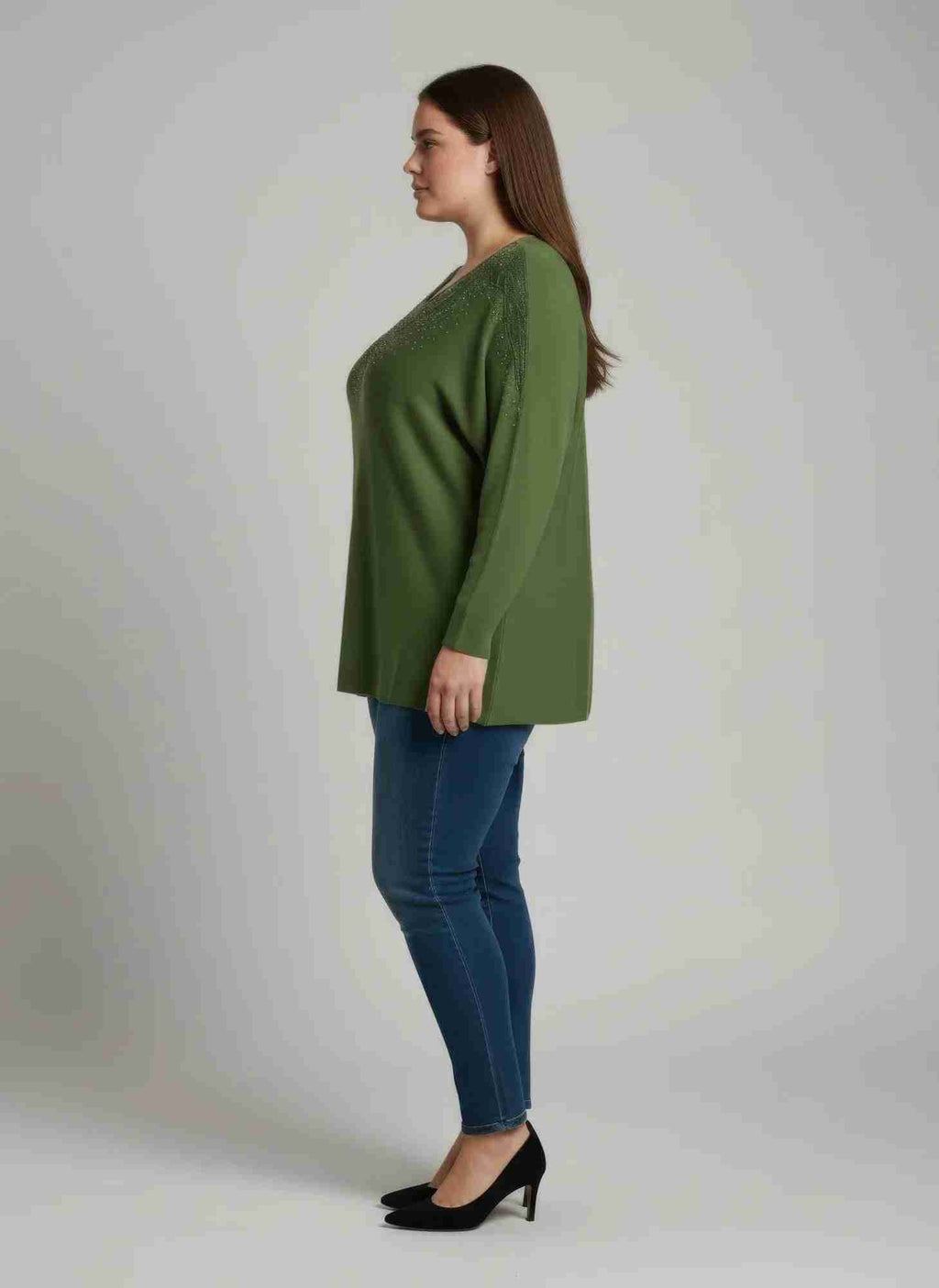 Tunique vert olive à manches dolman amples et col orné, portée de profil.