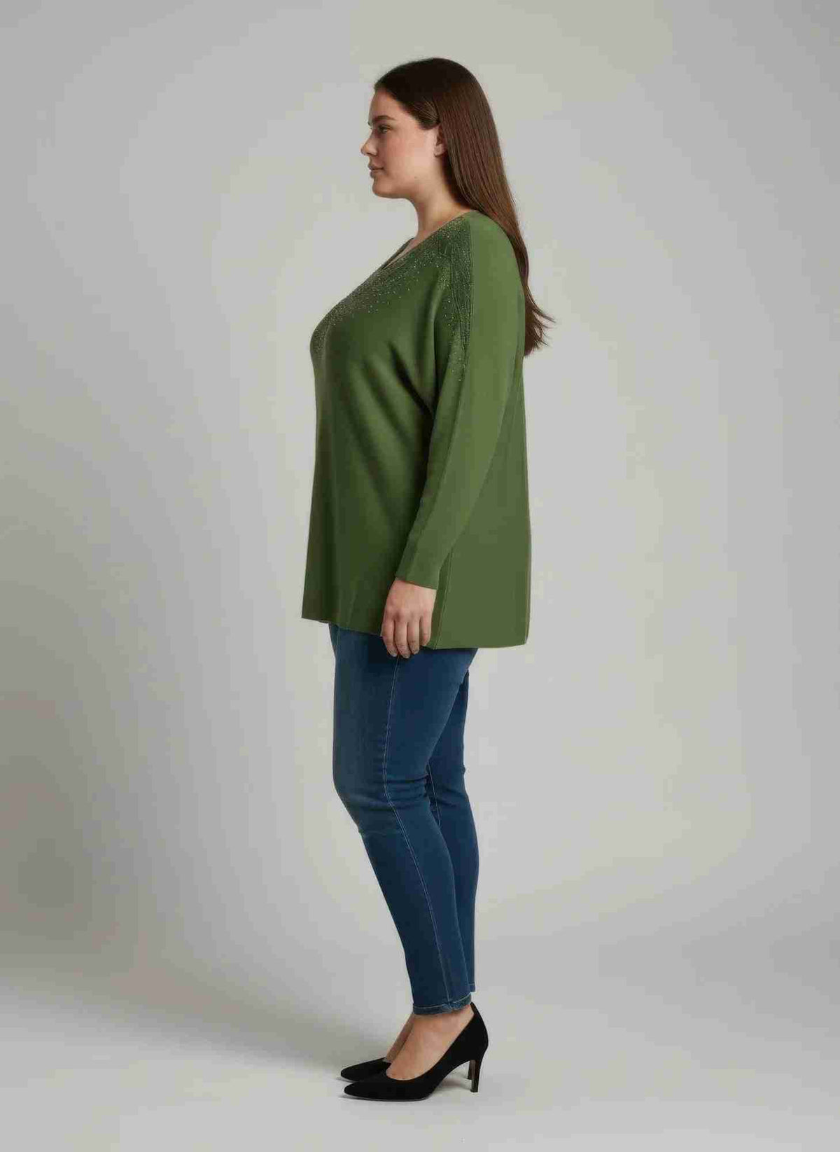 Tunique vert olive à manches dolman amples et col orné, portée de profil.