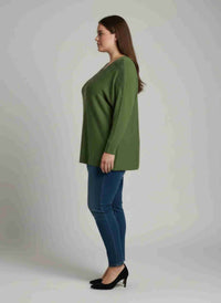 Tunique vert olive à manches dolman amples et col orné, portée de profil.