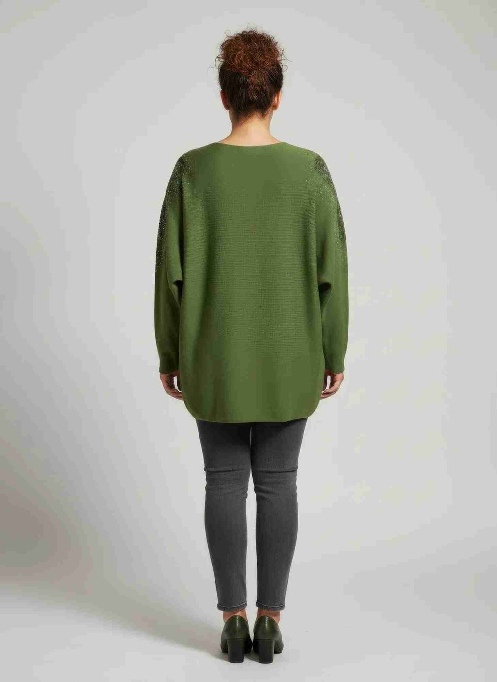 Tunique vert olive col orné au dos, manches dolman amples, vue arrière.
