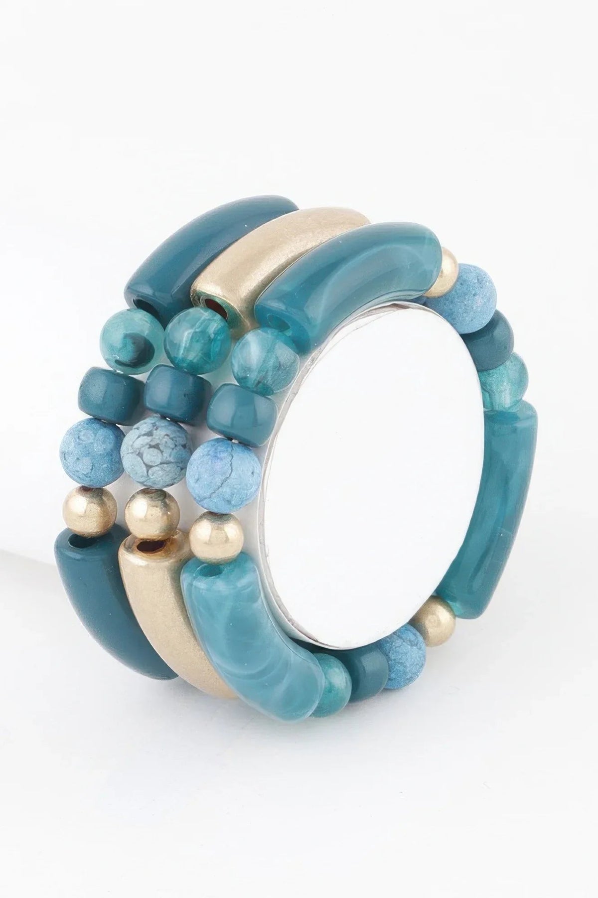 Bracelet de perles bleu sarcelle et beige, perles dorées et cabochons translucides.