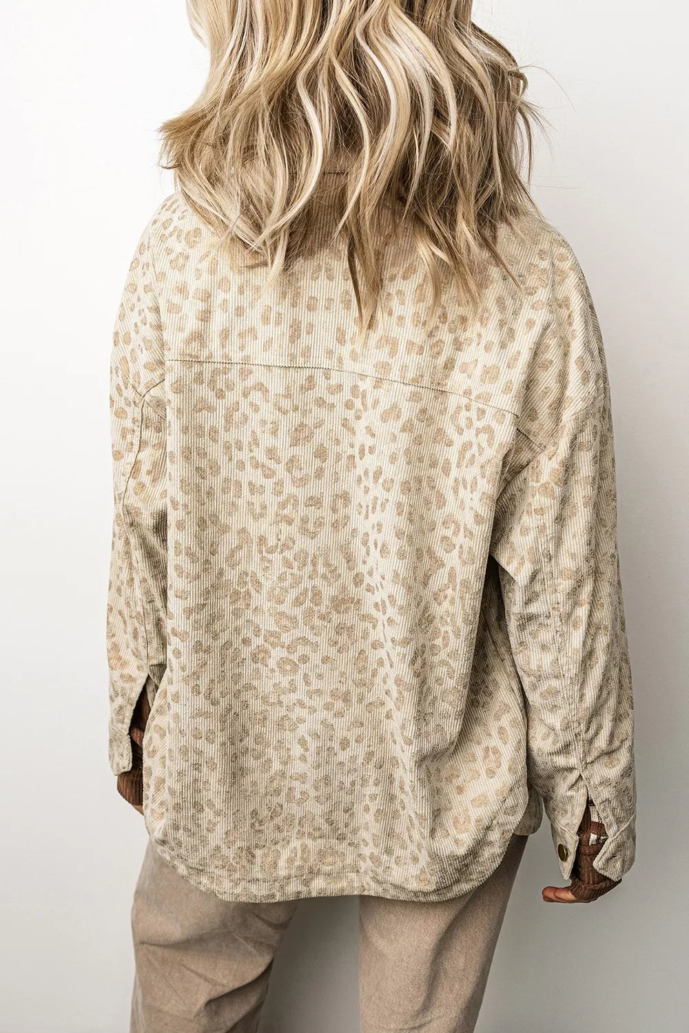 Veste chemise en velours côtelé imprimé léopard kaki pour femme – vue 2