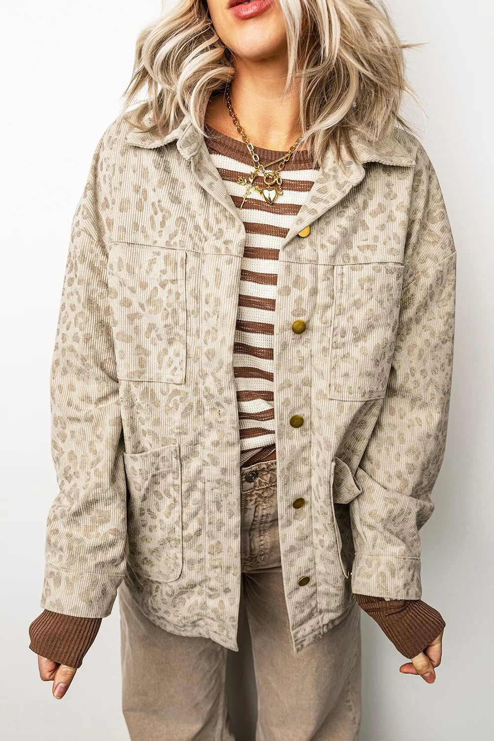 Veste chemise en velours côtelé imprimé léopard kaki pour femme – vue 5
