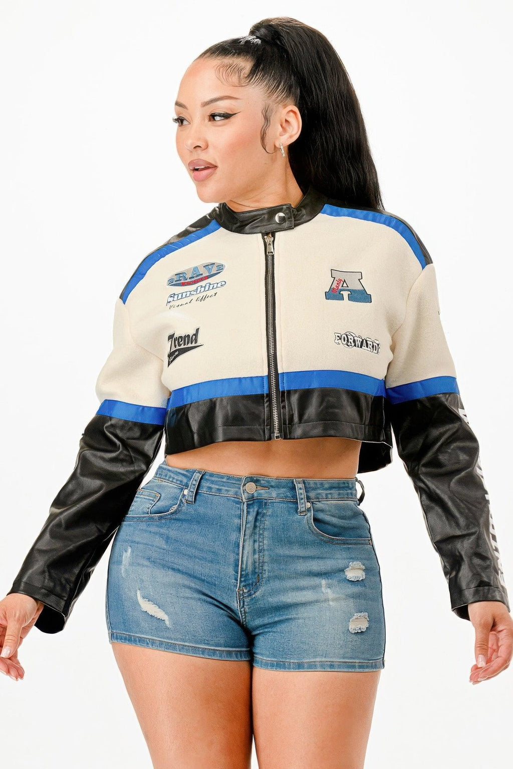 Veste courte zippée bicolore ivoire et noire, col montant, liseré bleu, imprimés
