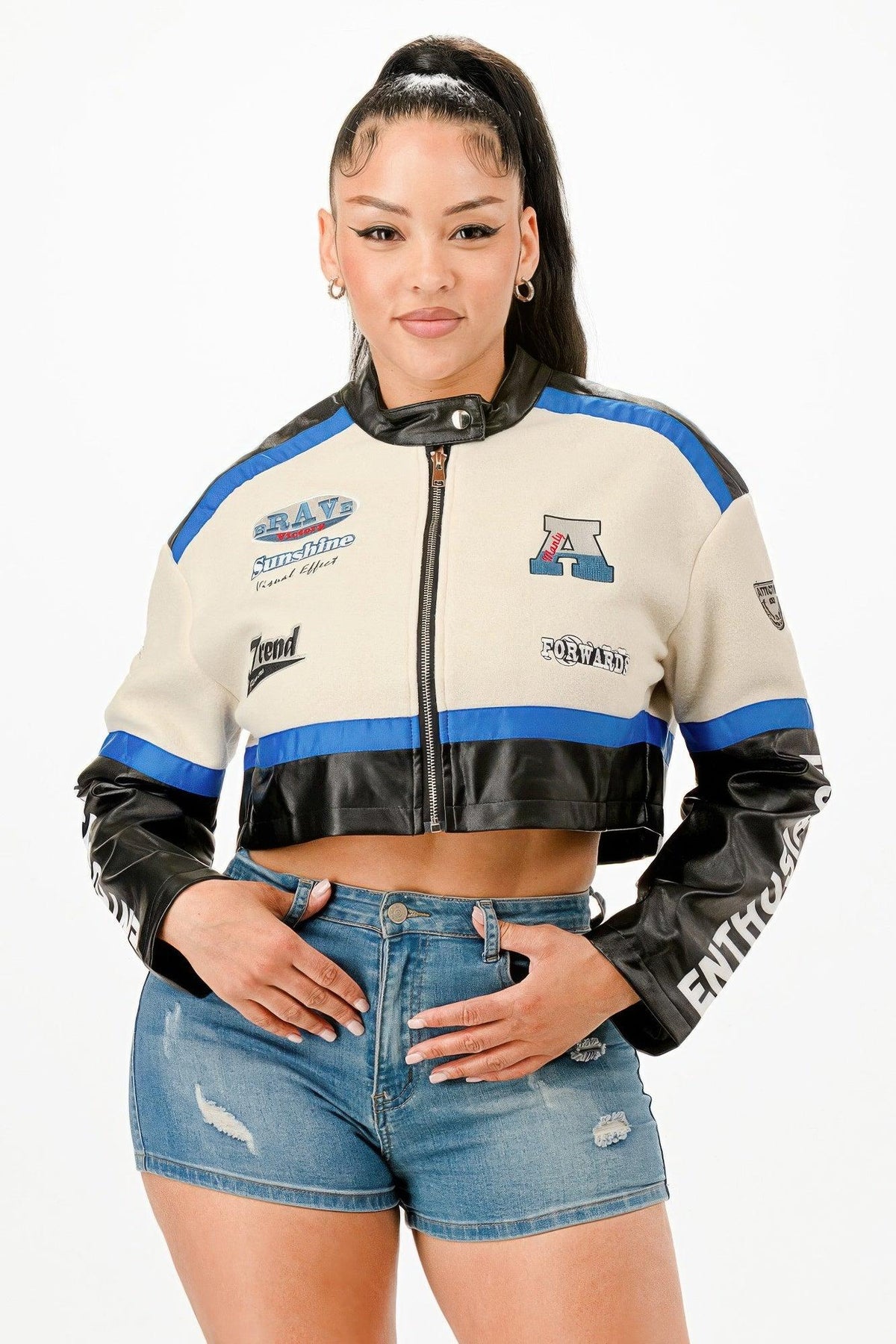 Veste courte zippée ivoire/noire, col montant, liseré bleu et imprimés graphiques