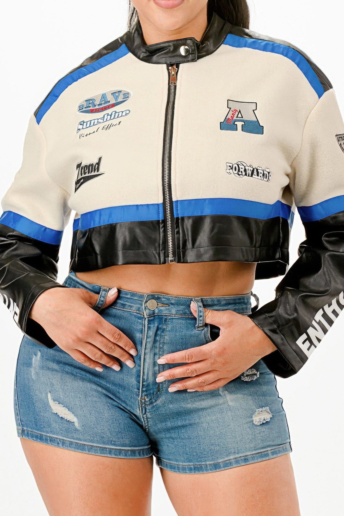 Veste courte zippée col montant bicolore ivoire et noire, liseré bleu, motifs poitrine