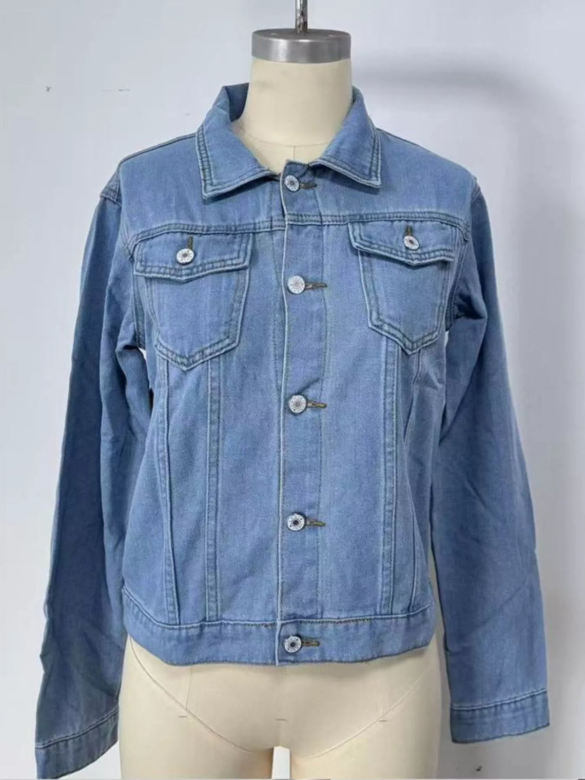 Veste en jean femme ajustée à boutons et poches – vue 2