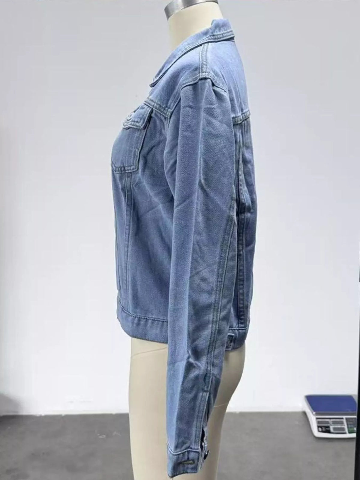 Veste en jean femme ajustée à boutons et poches – vue 3