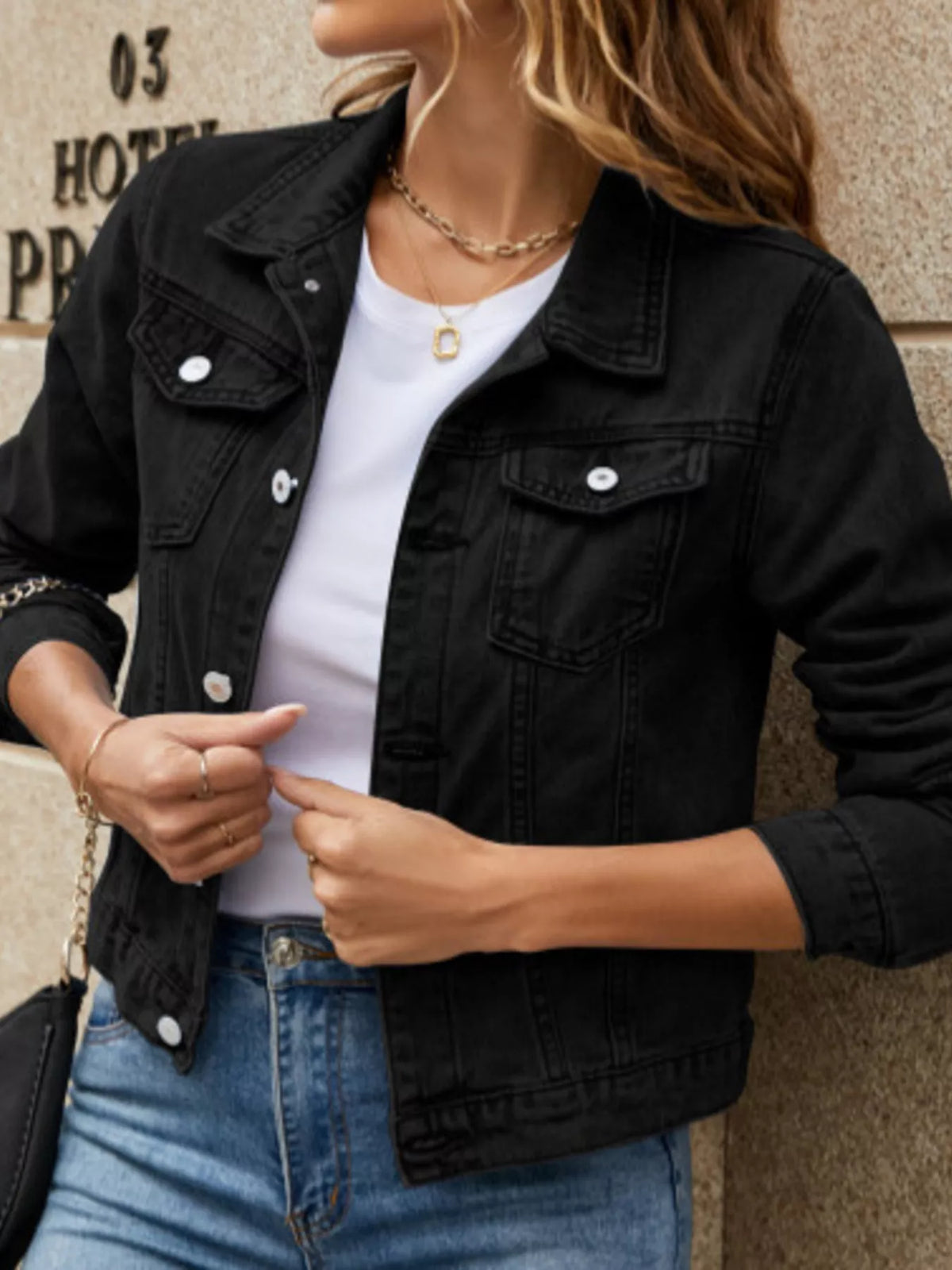Veste en jean femme ajustée à boutons et poches – vue 4