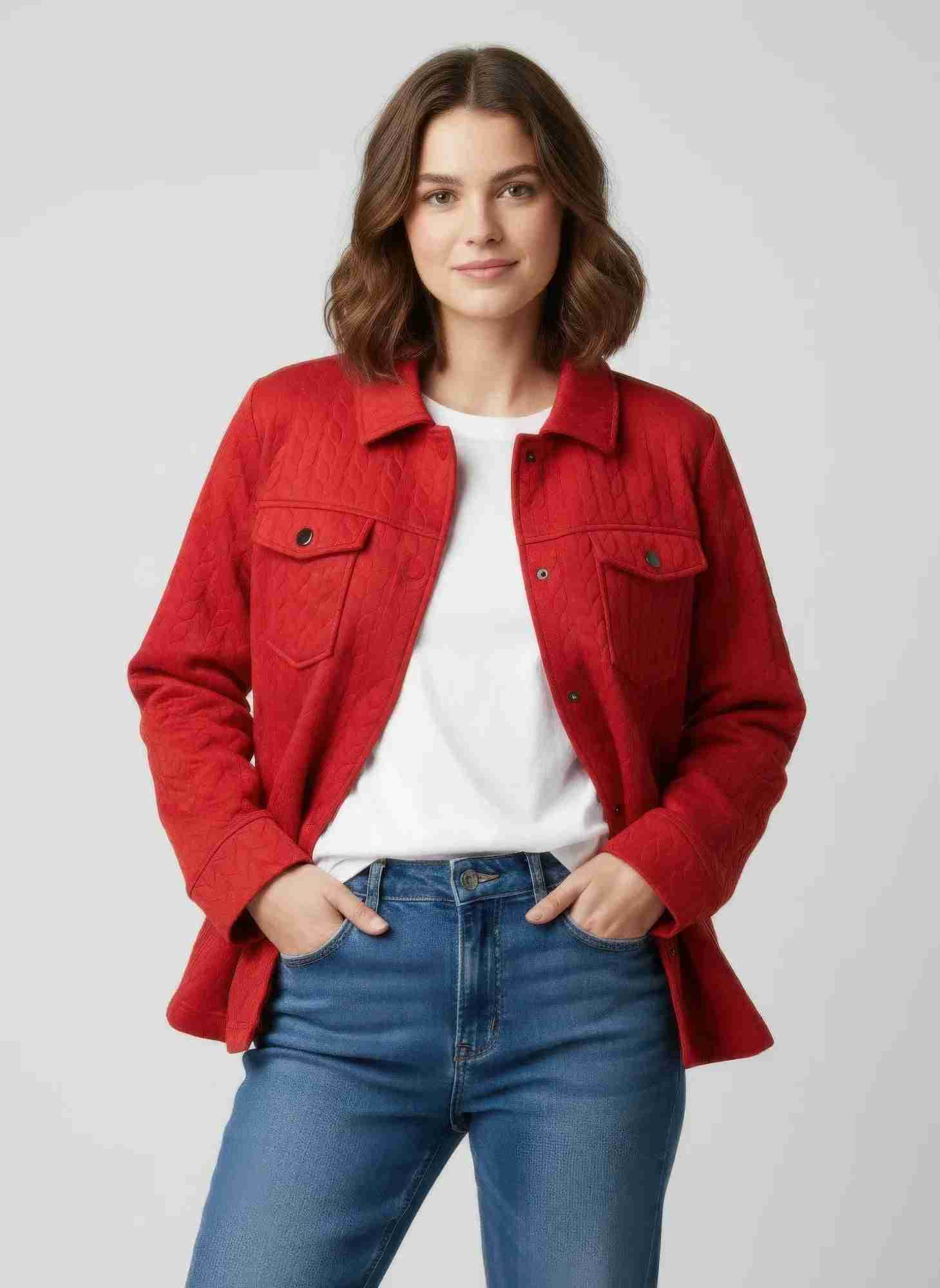 Veste femme rouge texturée à col chemise, fermeture à pressions, poches poitrine et côtés