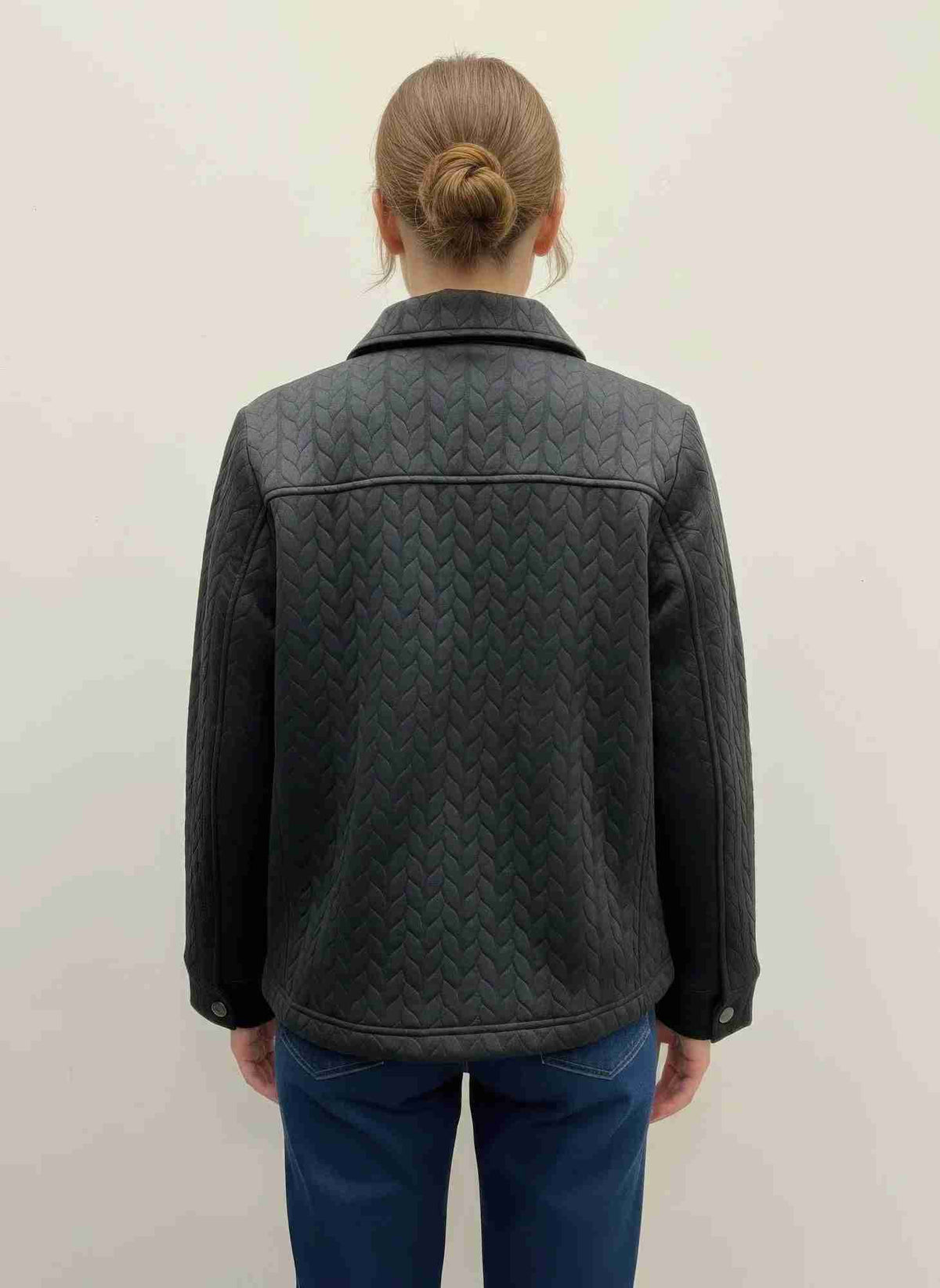 Veste femme noire texturée au dos, col chemise, coutures et manches longues