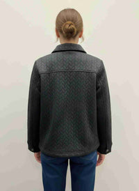 Veste femme noire texturée au dos, col chemise, coutures et manches longues