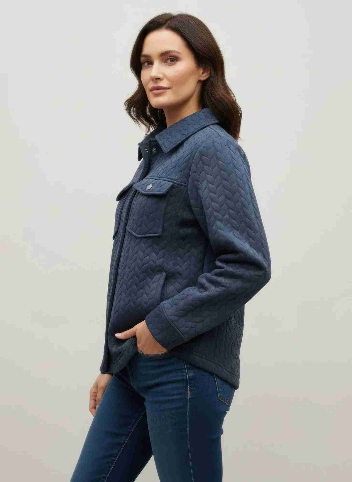 Veste femme bleue marine texturée, col montant, boutons-pression et poches plaquées.