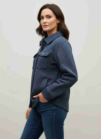 Veste femme bleue marine texturée, col montant, boutons-pression et poches plaquées.