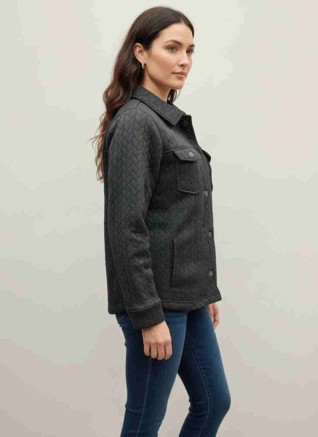 Veste femme noire texturée à col chemise, poche poitrine et fermeture à pressions