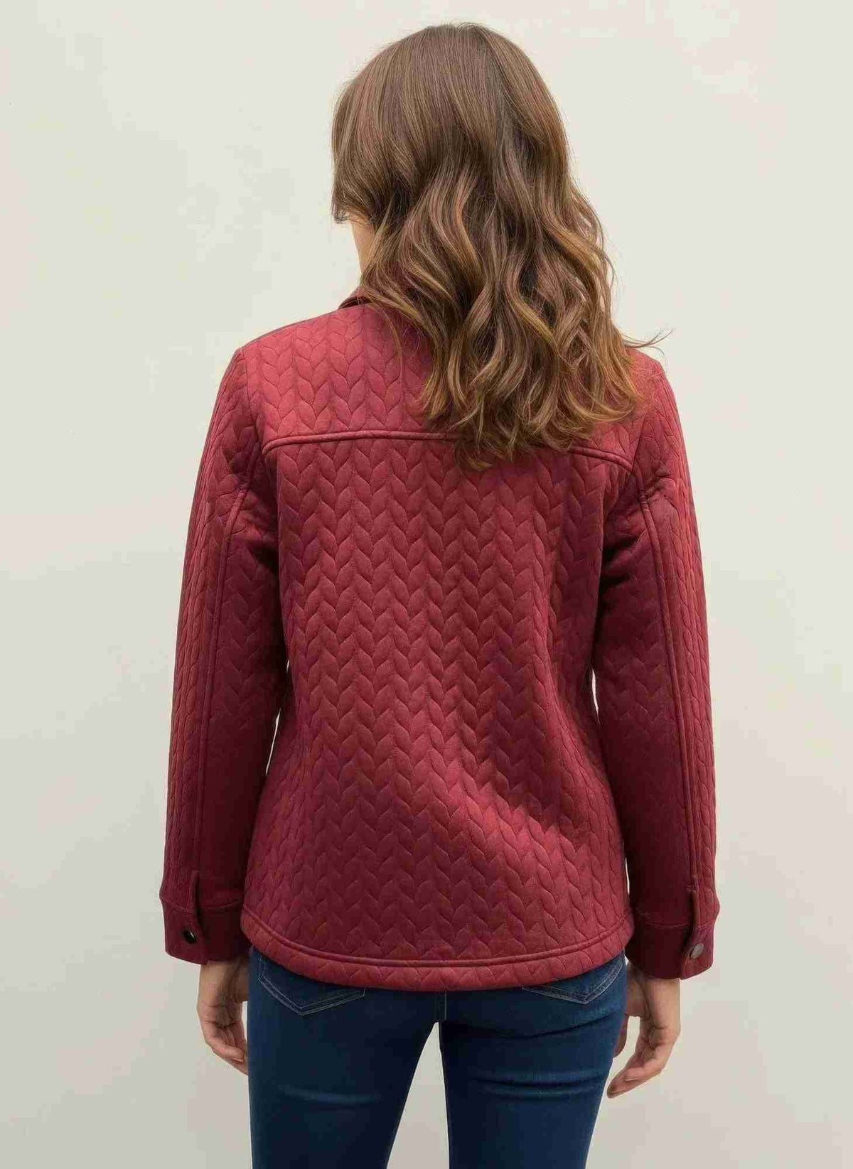 Veste femme bordeaux texturée au dos, col chemise et manches longues, coupe droite