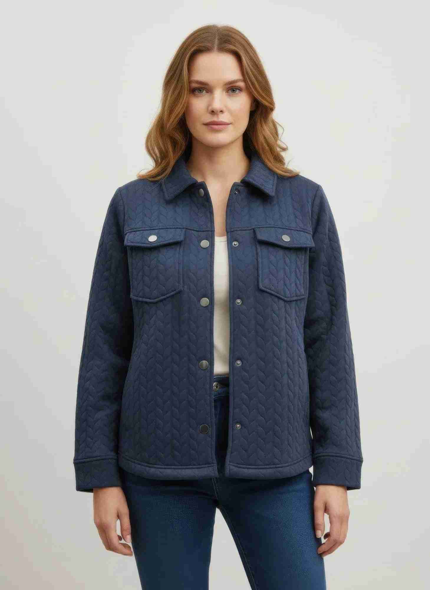 Veste femme bleu marine texturée, col chemise, fermeture à pressions et poches poitrine