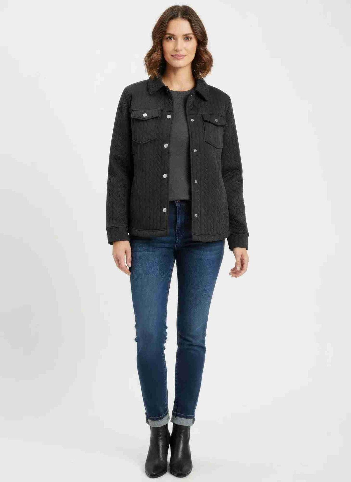 Veste femme noire texturée, col chemise, fermeture à pressions et poches poitrine