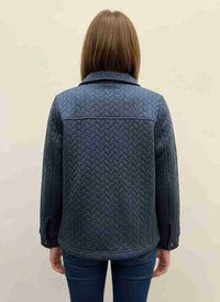 Veste femme bleue marine texturée, vue dos, col montant et poches plaquées.