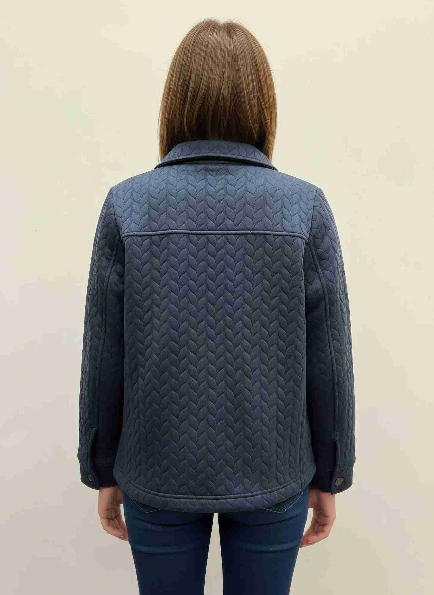 Veste femme bleue marine texturée, vue dos, col montant et poches plaquées.