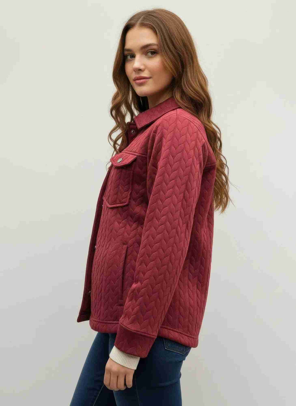 Veste femme bordeaux texturée, col chemise et poches poitrine à pressions, manches longues