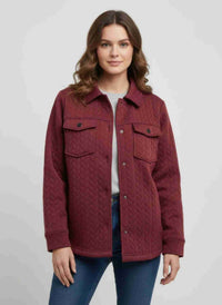 Veste femme bordeaux texturée, col chemise, fermeture à pressions et poches poitrine