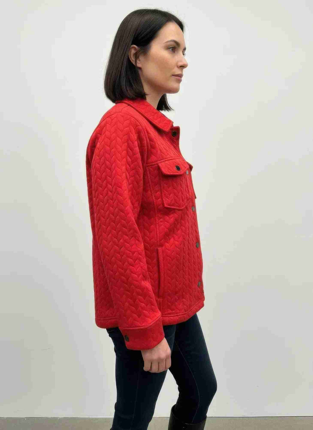 Veste femme rouge texturée à manches longues, col chemise et poche poitrine boutonnée