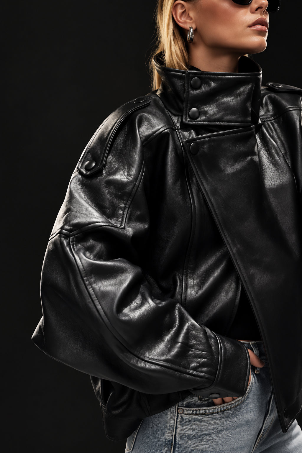 Veste longue femme en faux cuir noir, col montant et coupe ample – vue 4