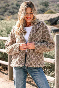 Veste sherpa à capuche beige à motif jacquard, zip au centre, texture duveteuse