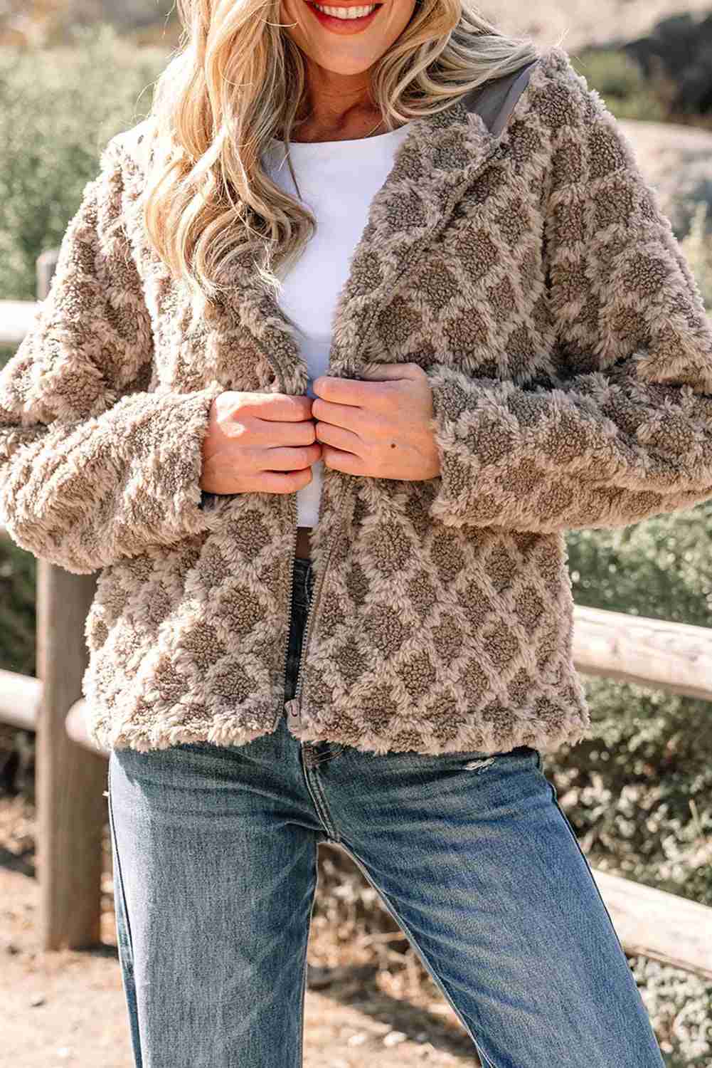 Veste sherpa à capuche beige à motif jacquard, zip centrée, texture en peluche