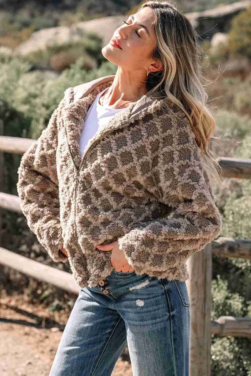 Veste sherpa à capuche beige motif jacquard, manches longues, fermeture éclair visible