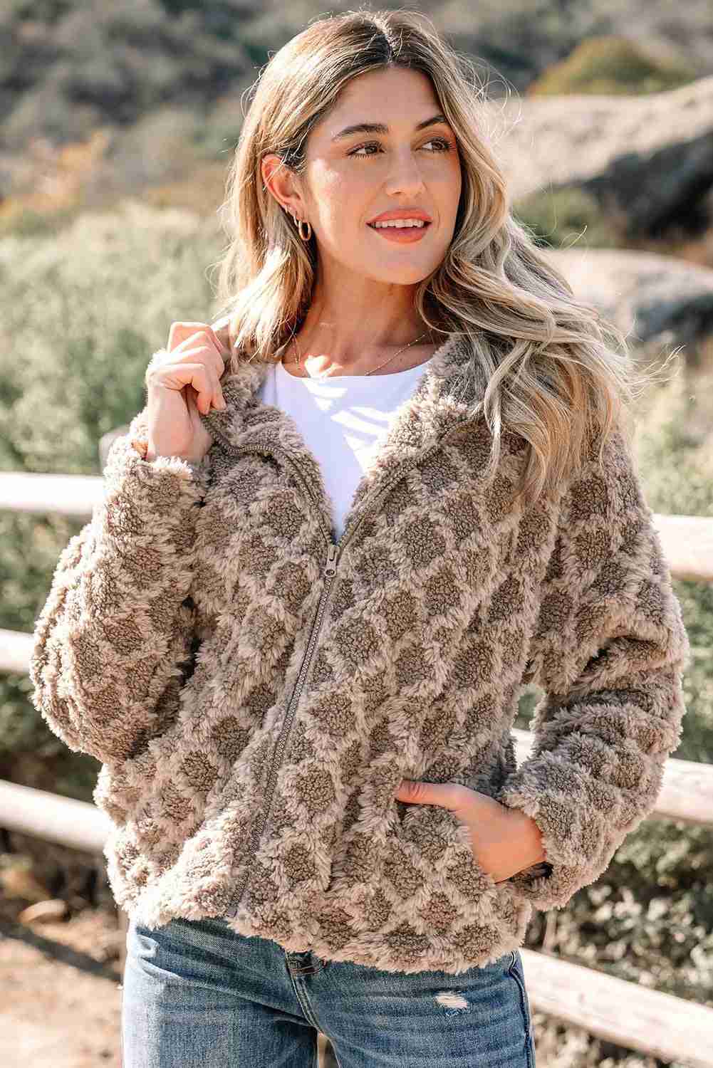 Veste sherpa à capuche beige motif jacquard, fermeture zippée et poches zippées