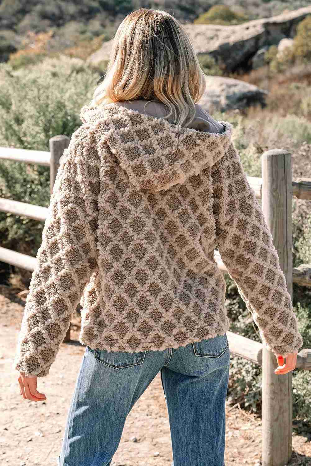 Veste sherpa à capuche beige à motif jacquard, vue de dos avec fermeture zippée