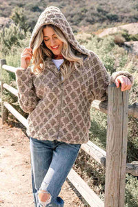 Veste sherpa à capuche beige à motif jacquard, capuche relevée, fermeture zippée