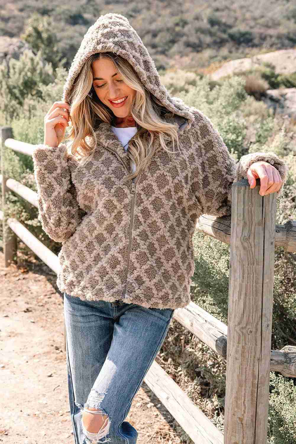 Veste sherpa à capuche beige à motif jacquard, capuche relevée, fermeture zippée