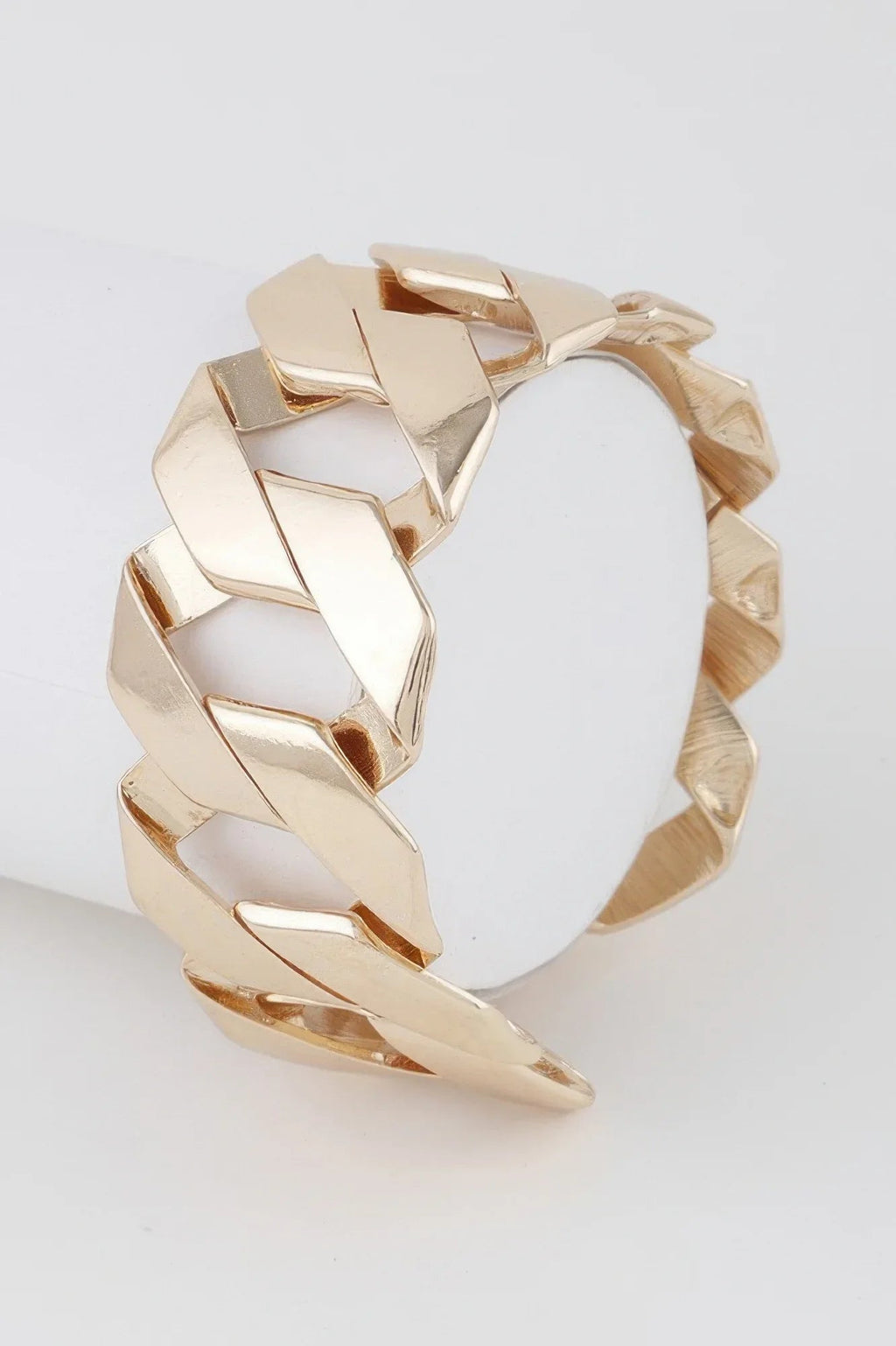 Bracelet en chaîne à maillons larges dorés, maillons plats polis et fermoir à chaînette