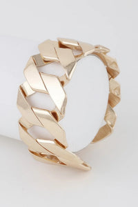 Bracelet en chaîne à maillons larges dorés, maillons plats polis et fermoir à chaînette
