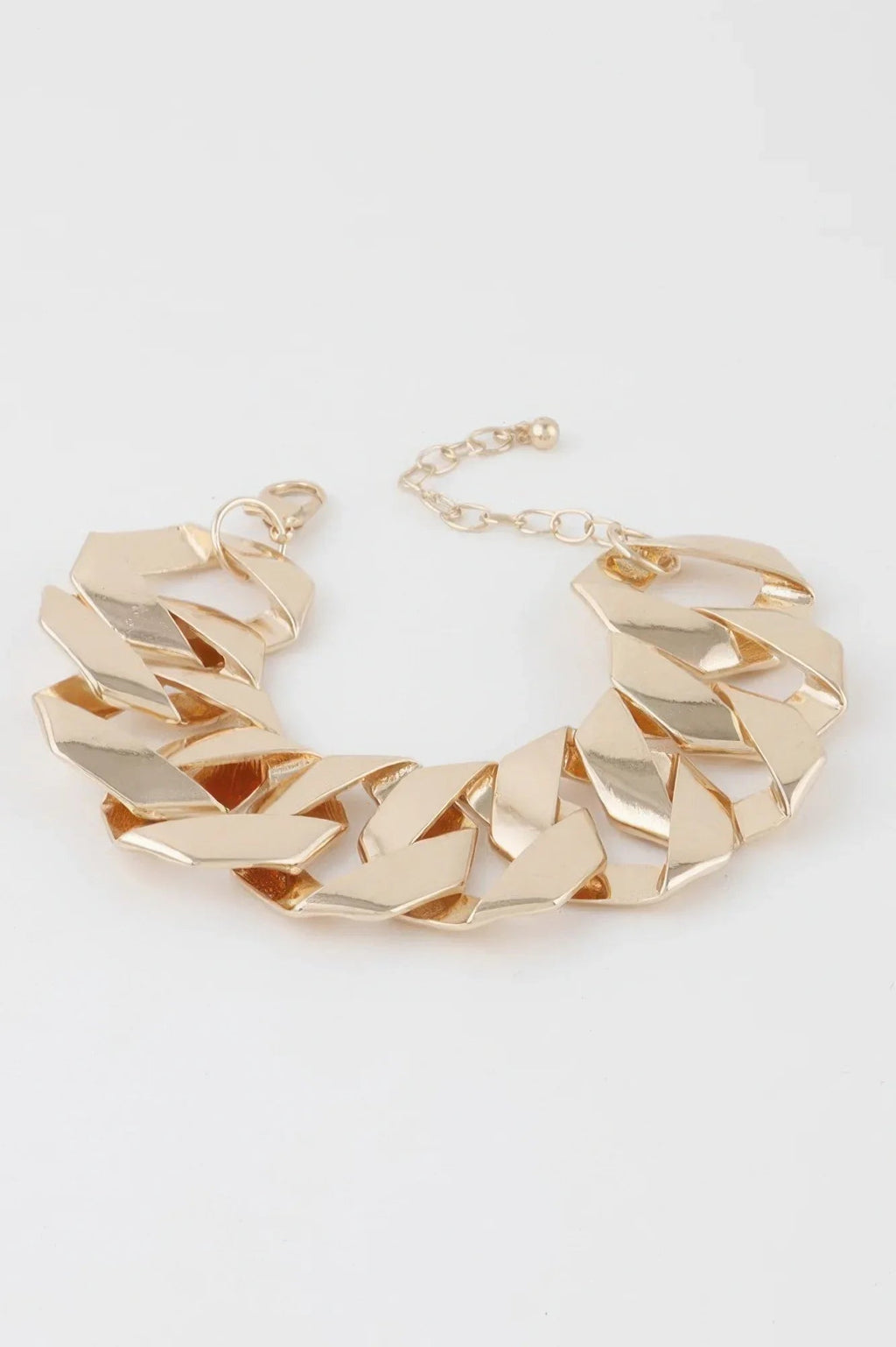 Bracelet en chaîne dorée à maillons larges plats, boucle et chaînette d’ajustement