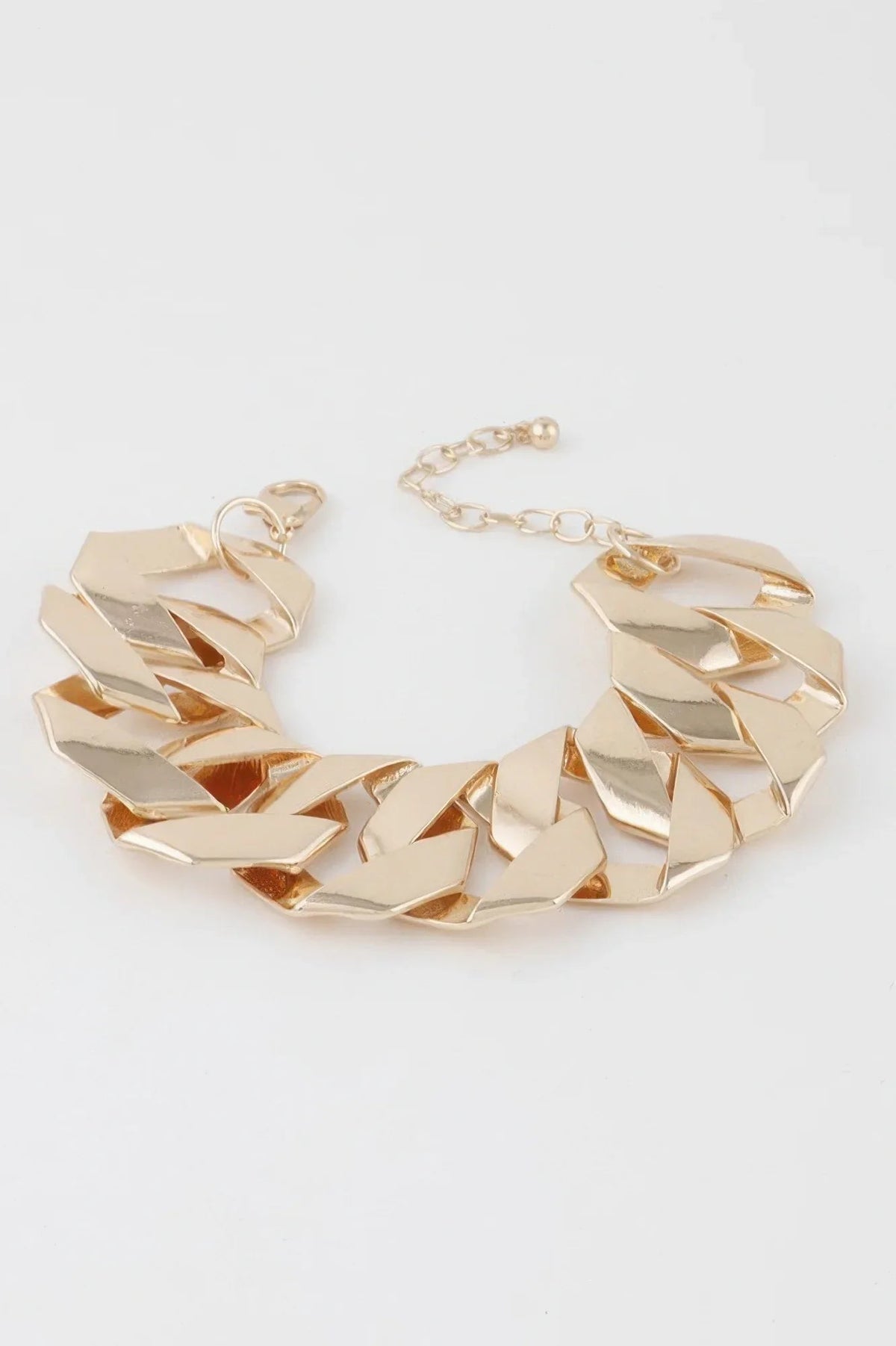 Bracelet en chaîne dorée à maillons larges plats, boucle et chaînette d’ajustement