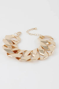 Bracelet en chaîne dorée à maillons larges plats, boucle et chaînette d’ajustement