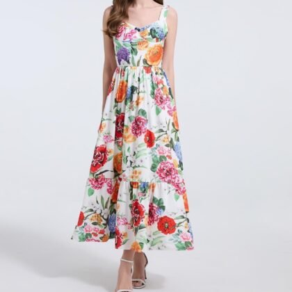 femme portant une Robe d'Été fleurie 100% Élégance