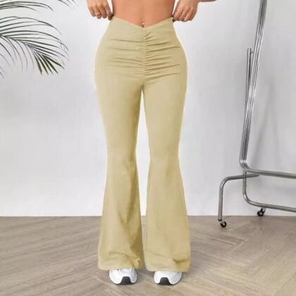 femme portant un Pantalons coupe bootcut de couleur beige -1