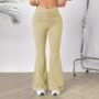 femme portant un Pantalons coupe bootcut de couleur beige -1