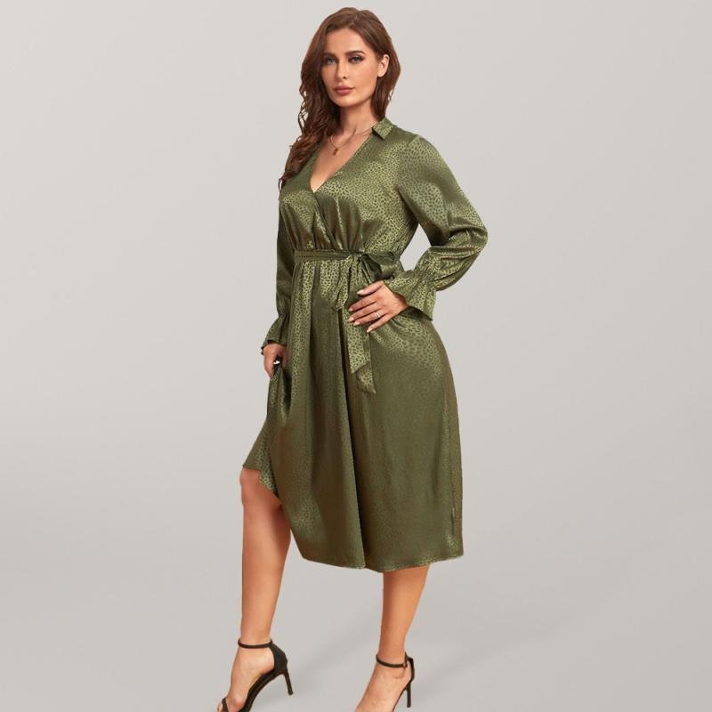 Robe midi grande taille satin jacquard : pour un style ÉLÉGANT et raffiné !